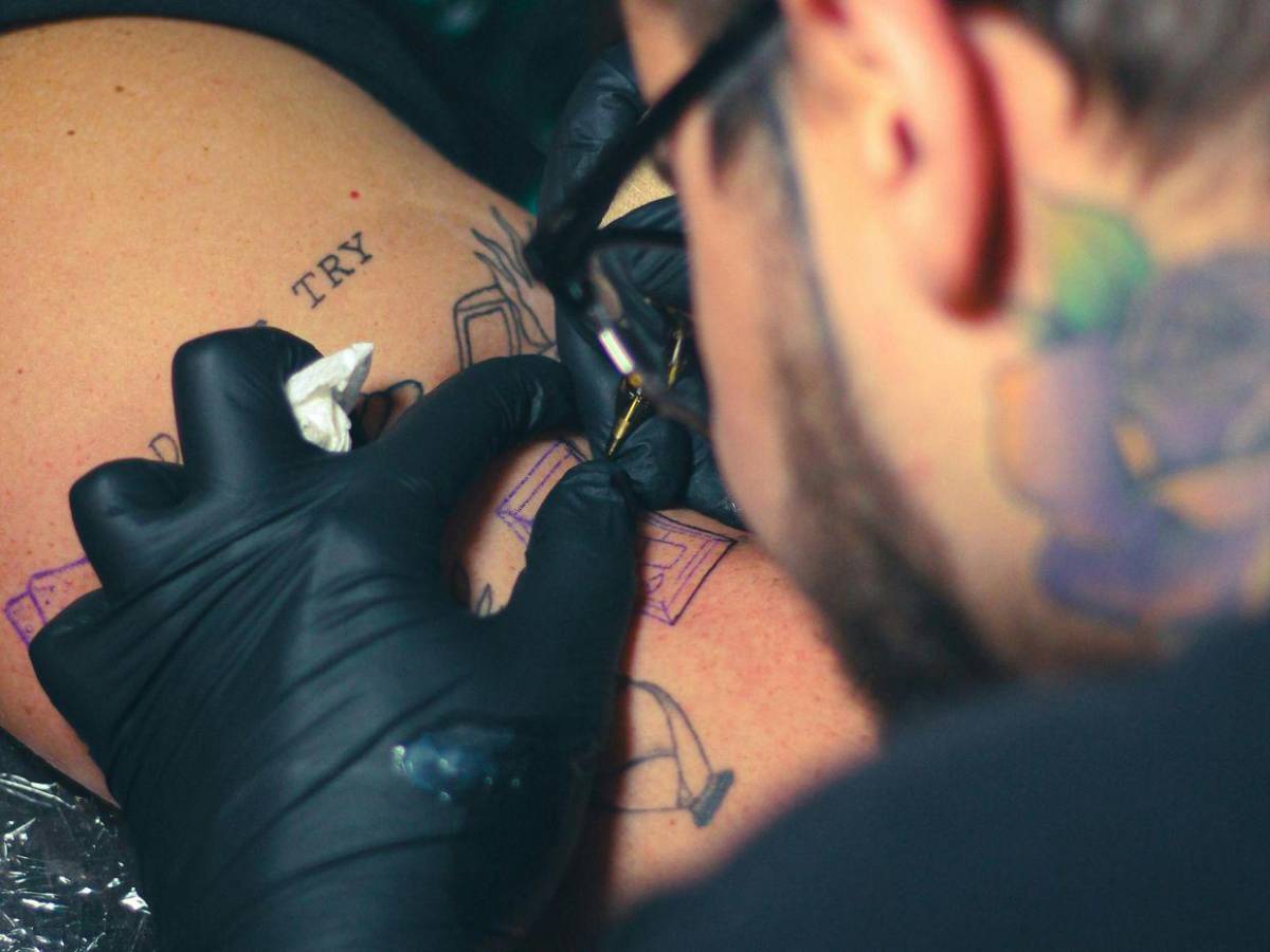 Juan Felipe Palacio, se hizo un tatuaje que cubría toda su pierna y murió tras grave infección