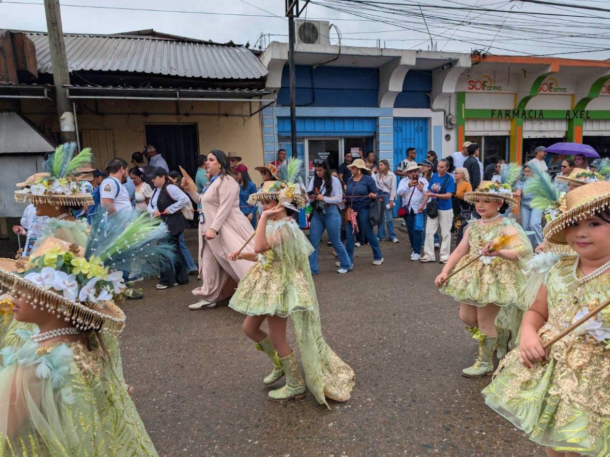 Alta costura y elegancia: palillonas de Danlí, El Paraíso, impactan con sus trajes patrióticos