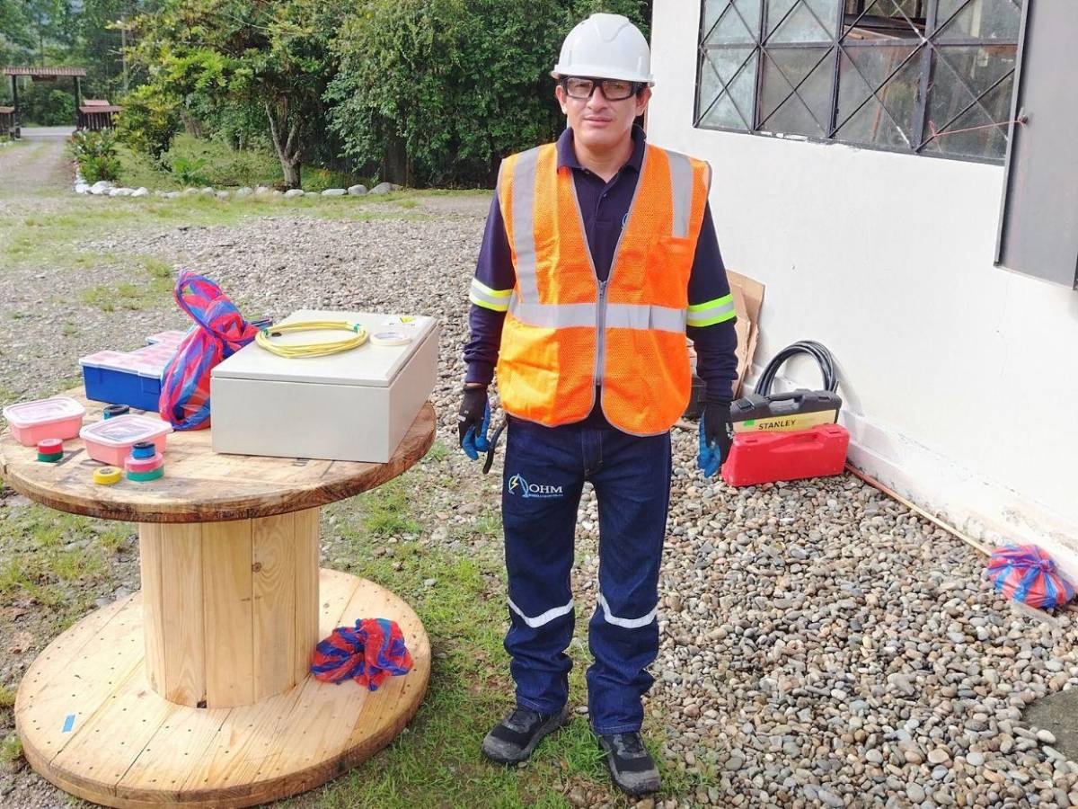 Un hombre murió electrocutado tras intentar salvar a su compañero en Ecuador