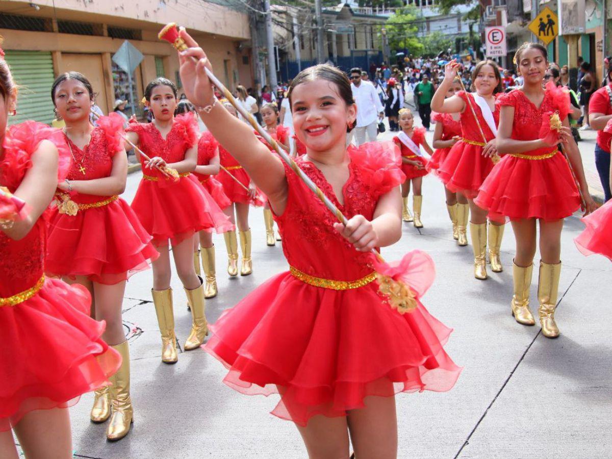 ¡Diversidad de trajes! Ellas llenaron los desfiles de color, elegancia y orgullo patrio