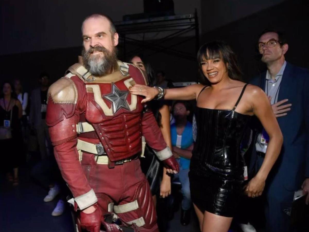 Millie Bobby Brown celebra su 22 cumpleaños con David Harbour pese a la denuncia por acoso