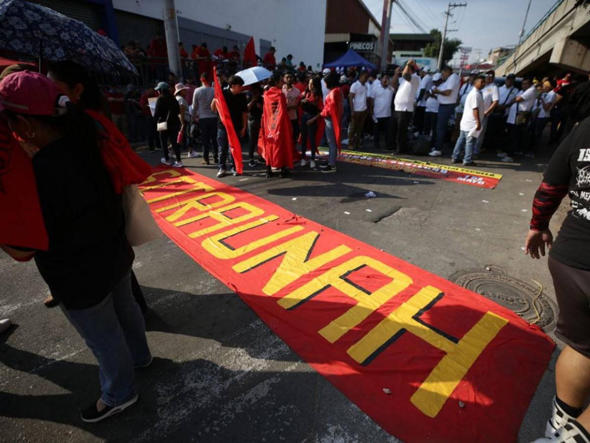 Con retrasos y politizada, inicia marcha del Día del Trabajador en Tegucigalpa