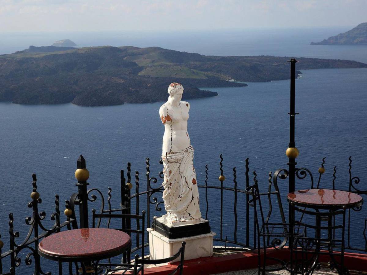 Miles de personas huyen de Santorini por constantes terremotos