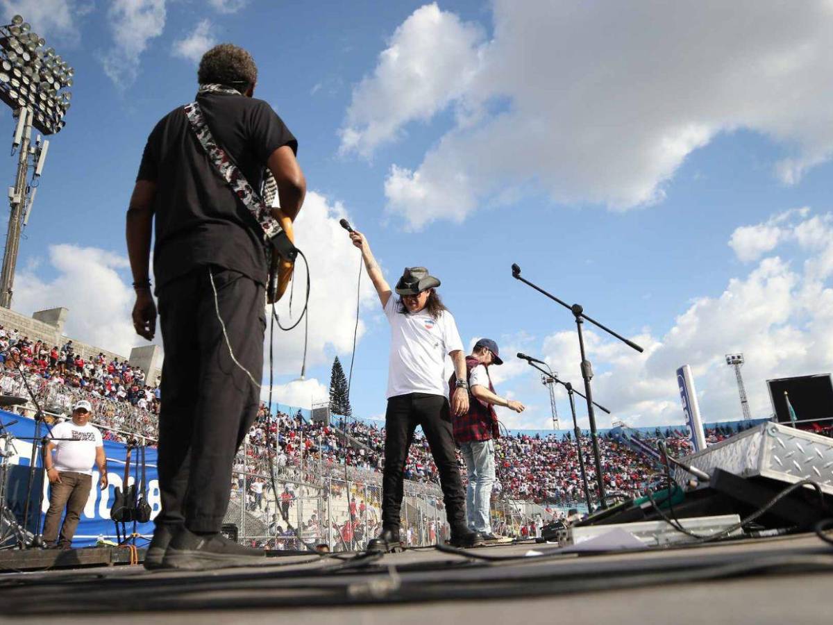 Diablos Negros ponen en ambiente a los aficionados en el Nacional previo a la final