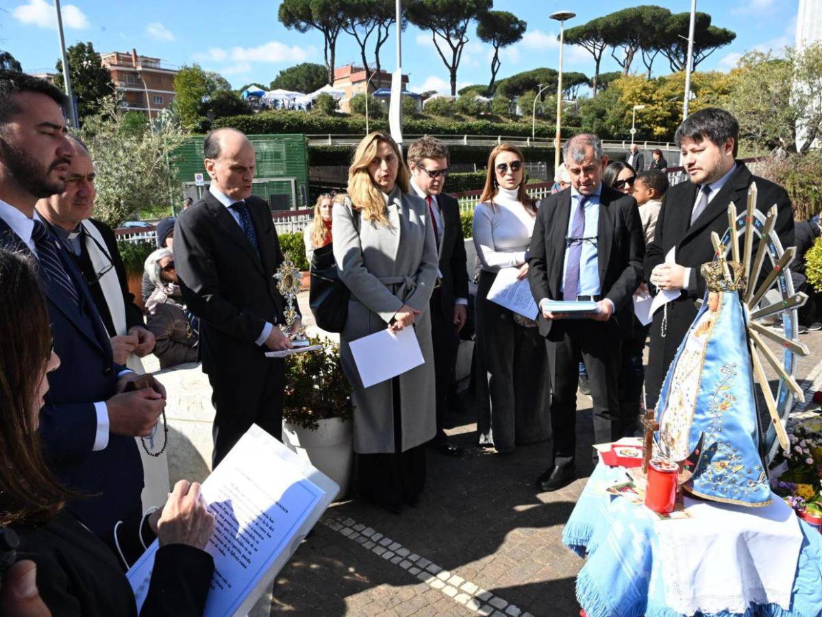 Fieles argentinos rezan por el papa frente al hospital de Roma