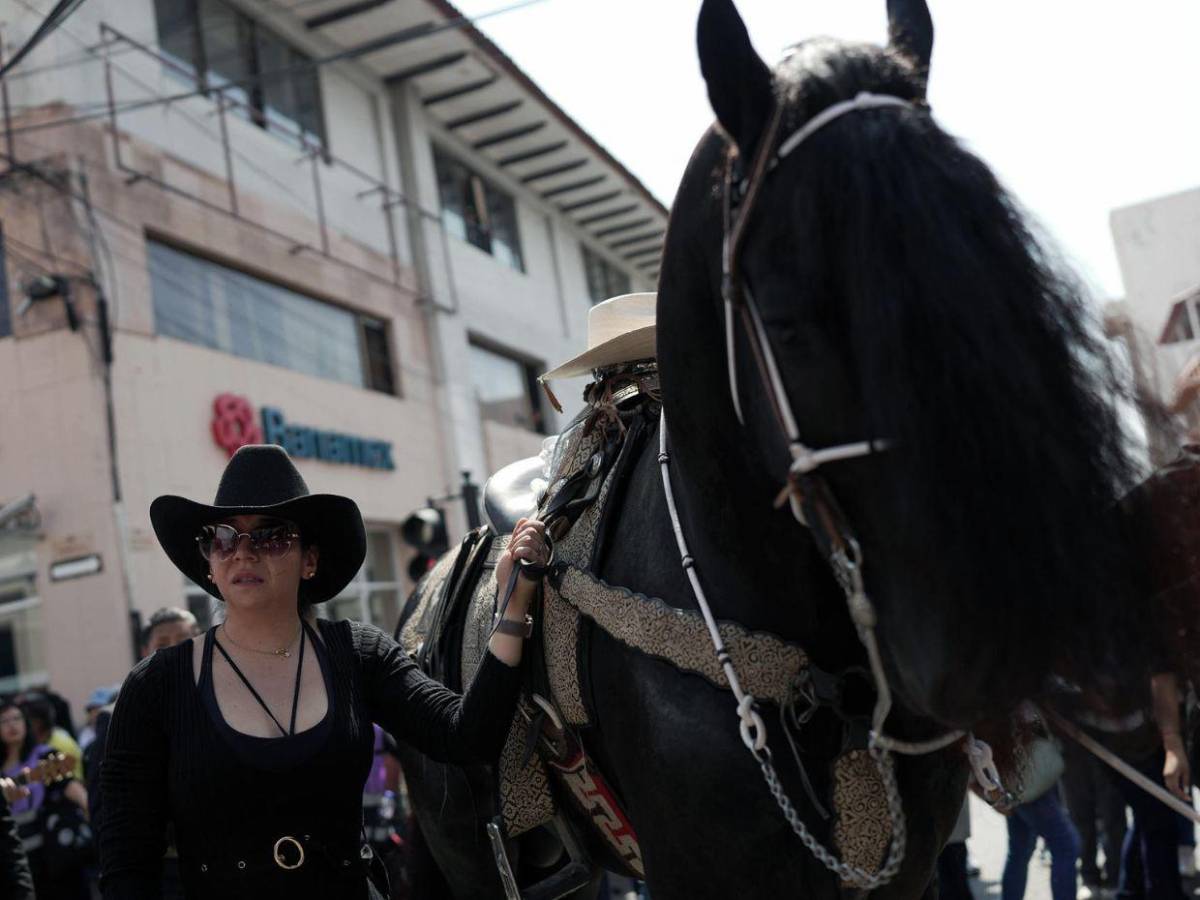 Claman justicia por asesinato de alcalde en México y exigen renuncia de Claudia Sheinbaum