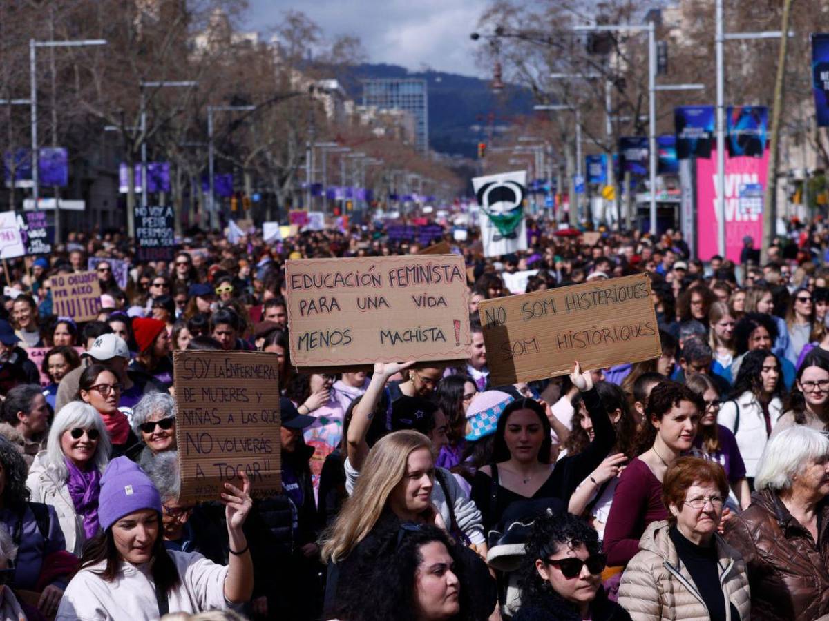 Las calles de Madrid se llenan de morado en multitudinaria marcha del 8M