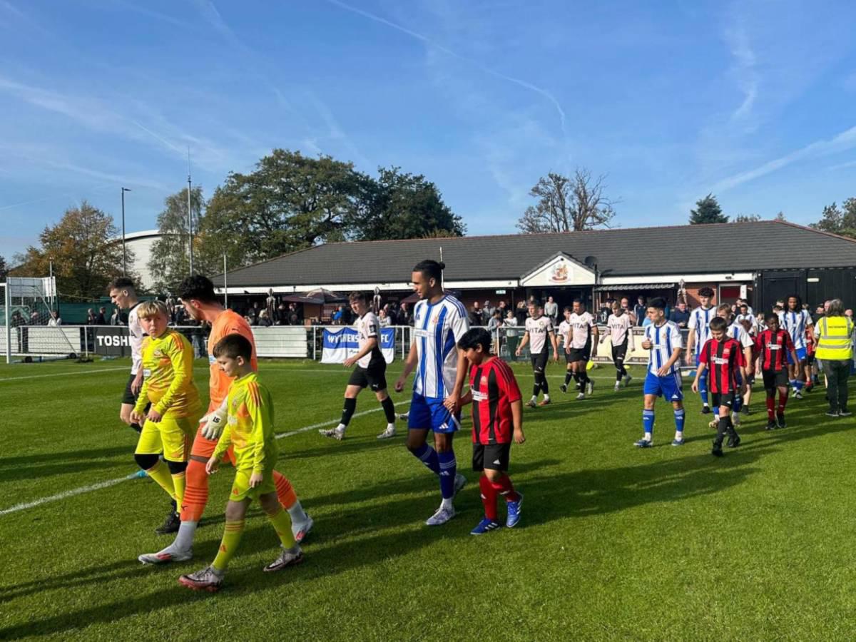 Acompaña a su hijo y a esto se dedica: La nueva vida de Maynor Figueroa en Inglaterra