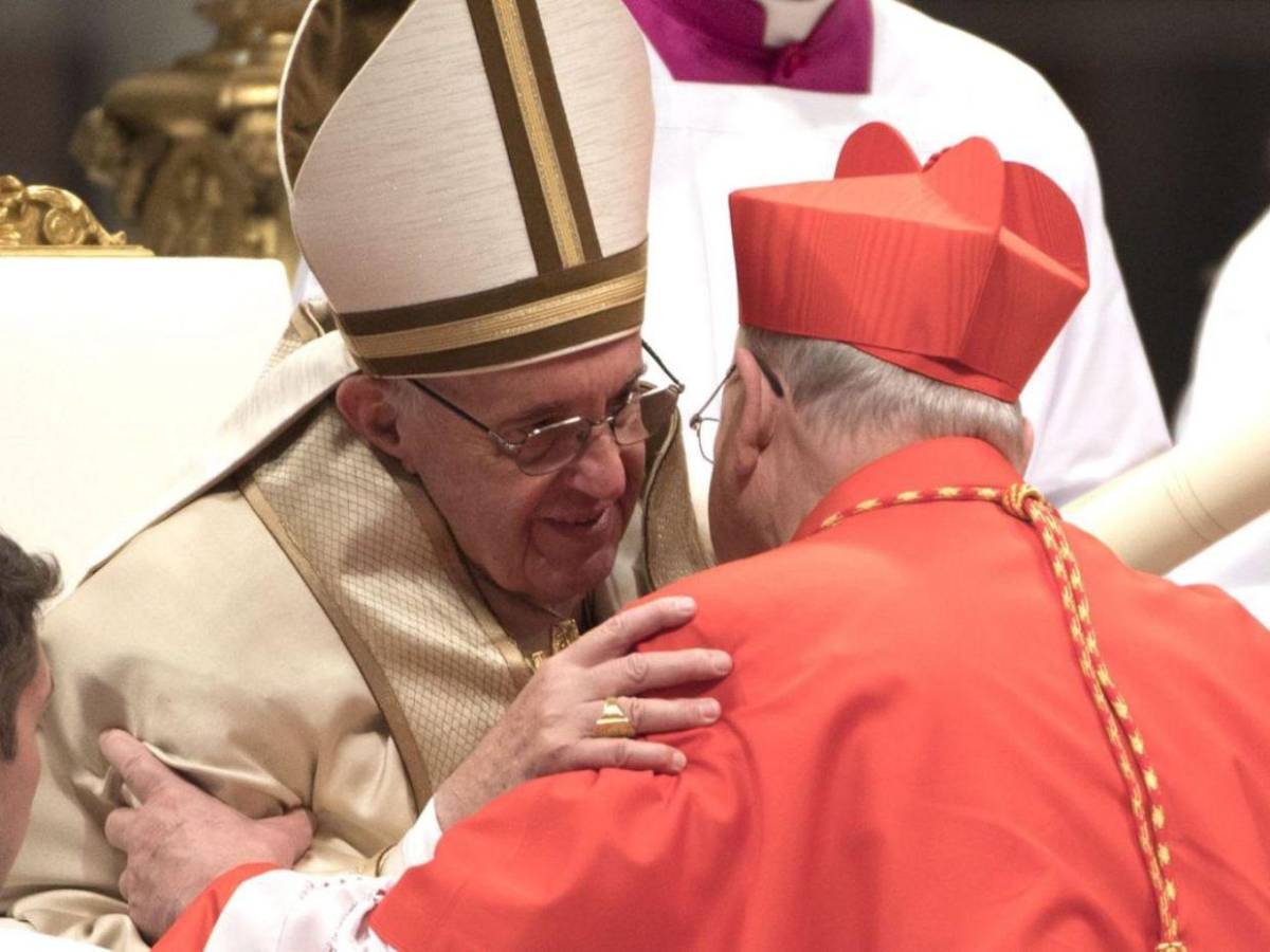 ¿Quién es Kevin Farrell, camarlengo encargado del Vaticano y pieza en la elección del nuevo papa?