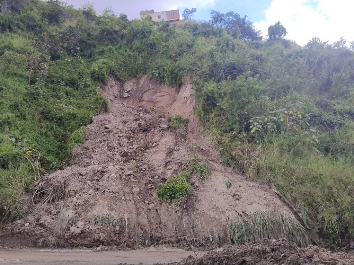 Derrumbe bloquea paso vehicular entre la Mayangle y el bulevar Fuerzas Armadas