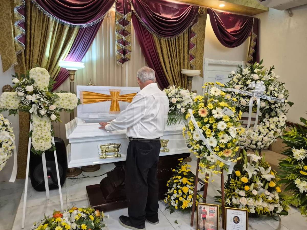 Le pegaron varios disparos; yo lo estoy palpando: el doloroso clamor del padre de Milton Rápalo durante el velorio