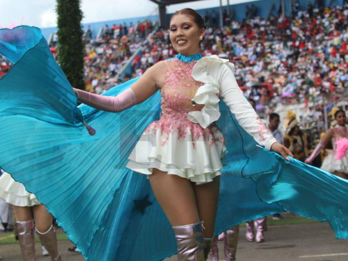 Capa bicolor y belleza destacan a la palillona Loany Alonzo Álvarez del Instituto Técnico Honduras