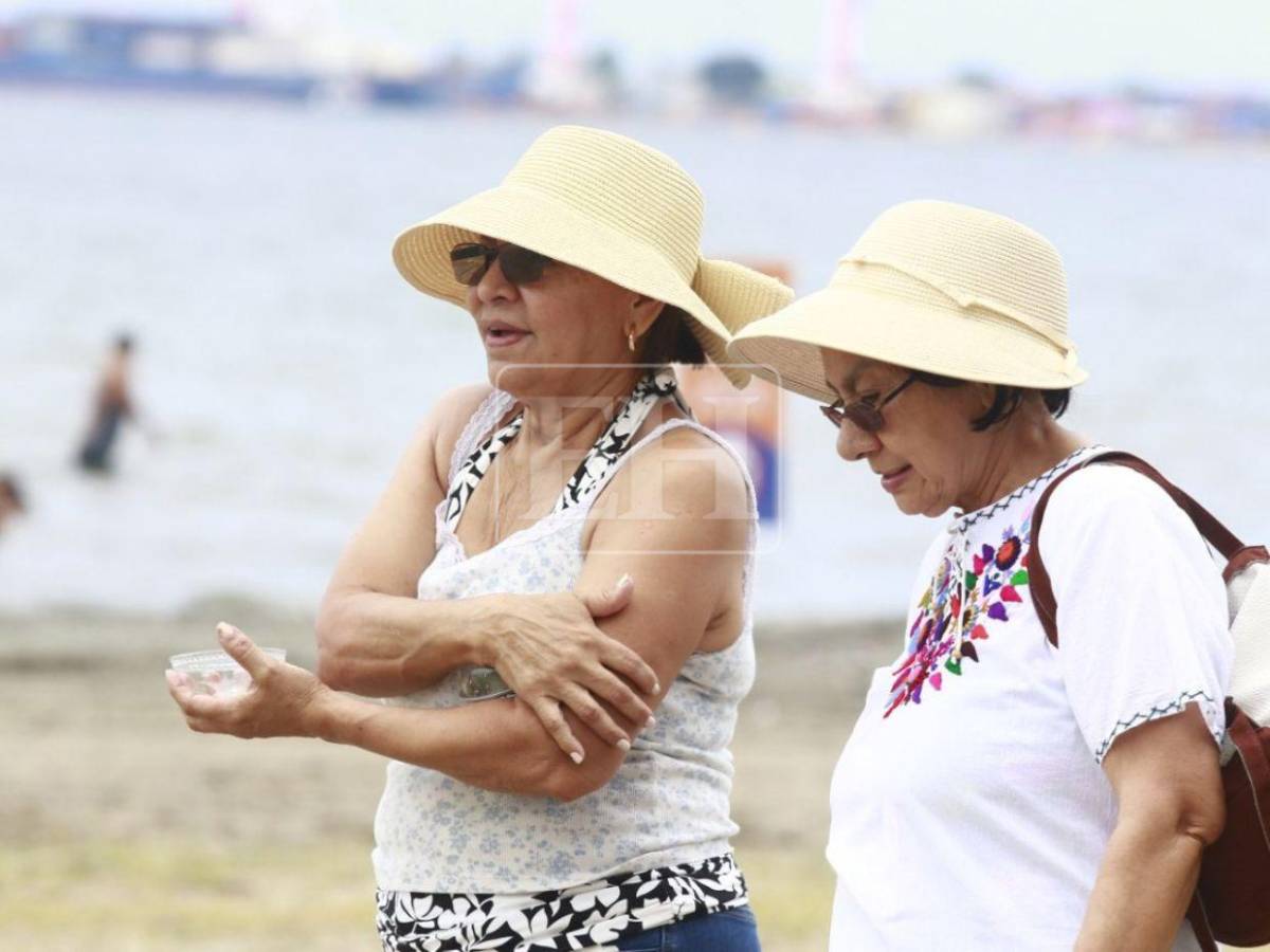 Sol, arena y mar: así se vive la Semana Morazánica en Playa de la Coca-Cola en Puerto Cortés