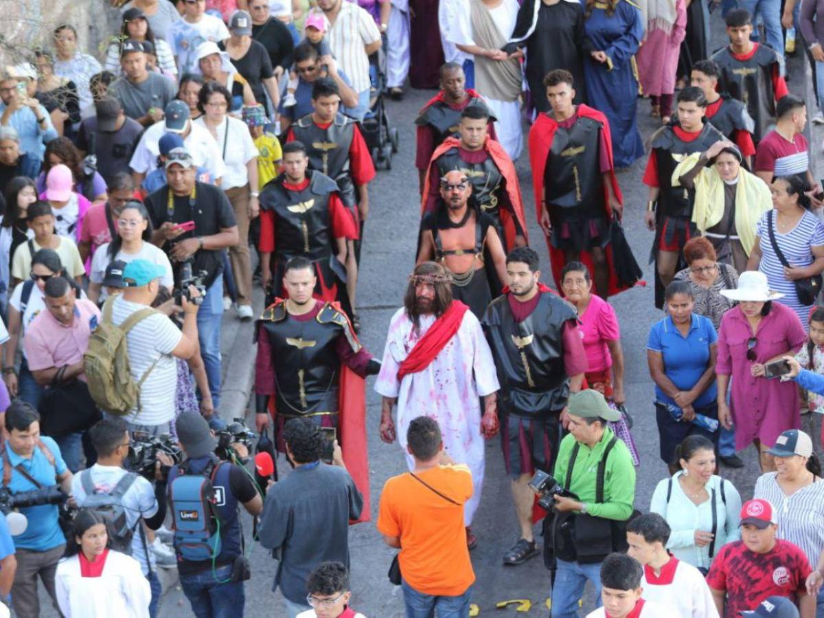 Juventud católica abraza la tradición y mantiene vivo el Vía Crucis