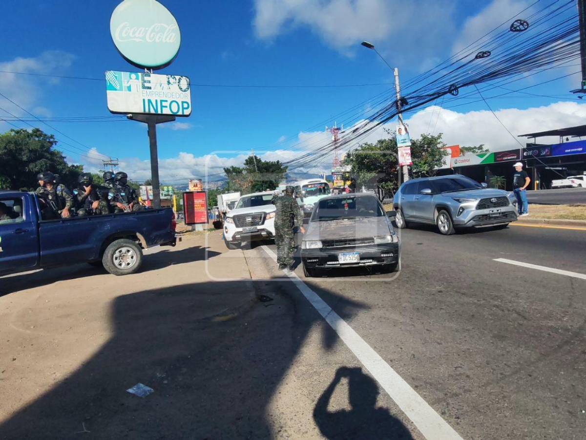 Bajo resguardo militar retornan camiones con material electoral a las bodegas del Infop