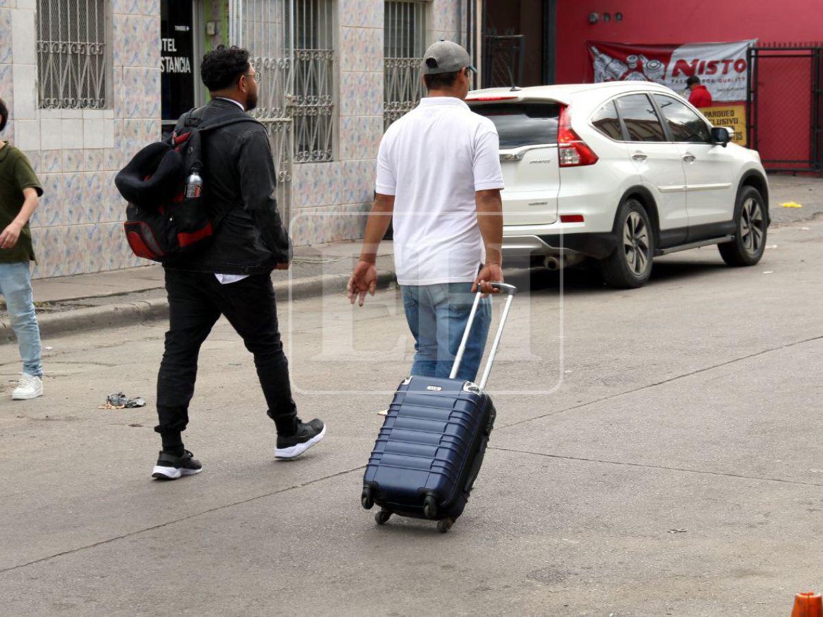 Con maleta en mano, viajeros comienzan a abandonar la capital para celebrar la Navidad