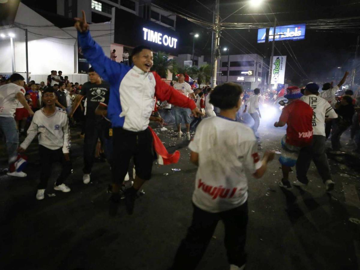 ¡Locura en bulevar Morazán! Así festejan los olimpistas el título 39