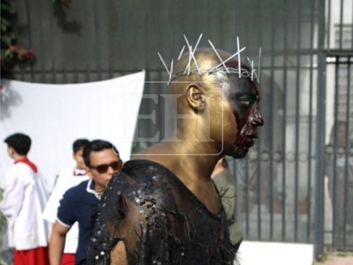 Así representaron a Jesús y a Satanás en el viacrucis de la iglesia El Calvario