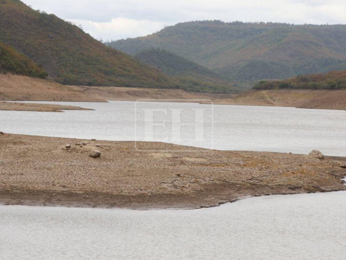 Niveles de agua alarmantes: Imágenes que muestran la crítica situación de la represa Concepción