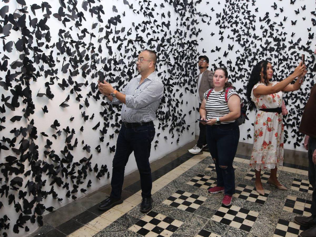Nube negra: Un bivaque surrealista de 30,000 mariposas de papel invaden el MIN
