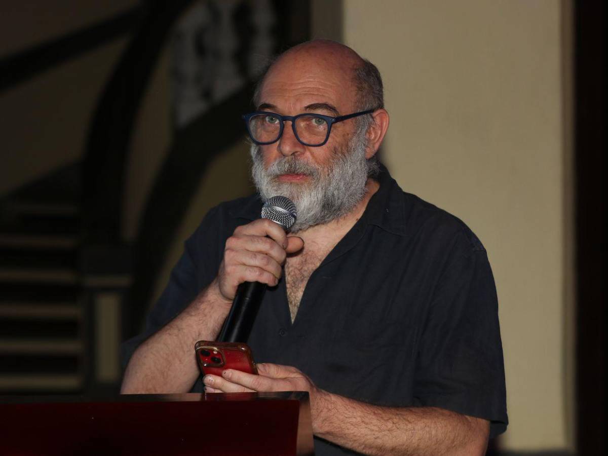 Nube negra: Un bivaque surrealista de 30,000 mariposas de papel invaden el MIN