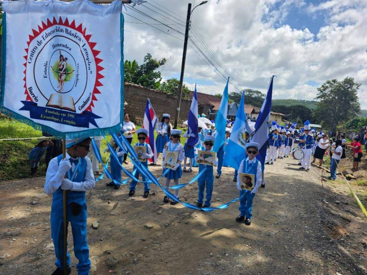 Hondureños celebran con fervor cívico los 204 años de independencia en todo el país