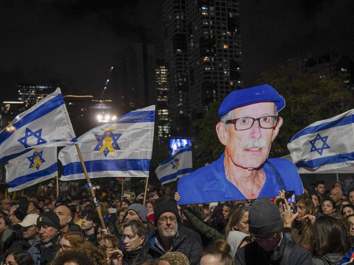 Dolor y rabia en último adiós a cuerpos de rehenes entregados por Hamás