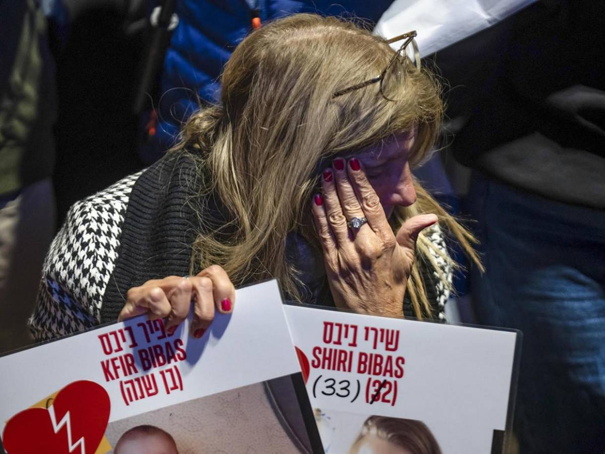 Dolor y rabia en último adiós a cuerpos de rehenes entregados por Hamás