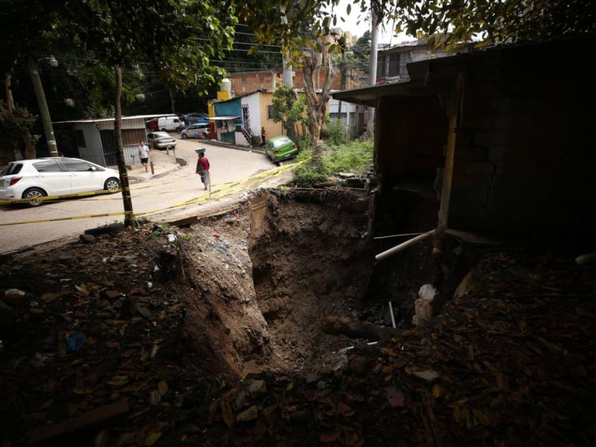Enorme socavón pone en peligro a vecinos de la colonia Centroamérica Oeste