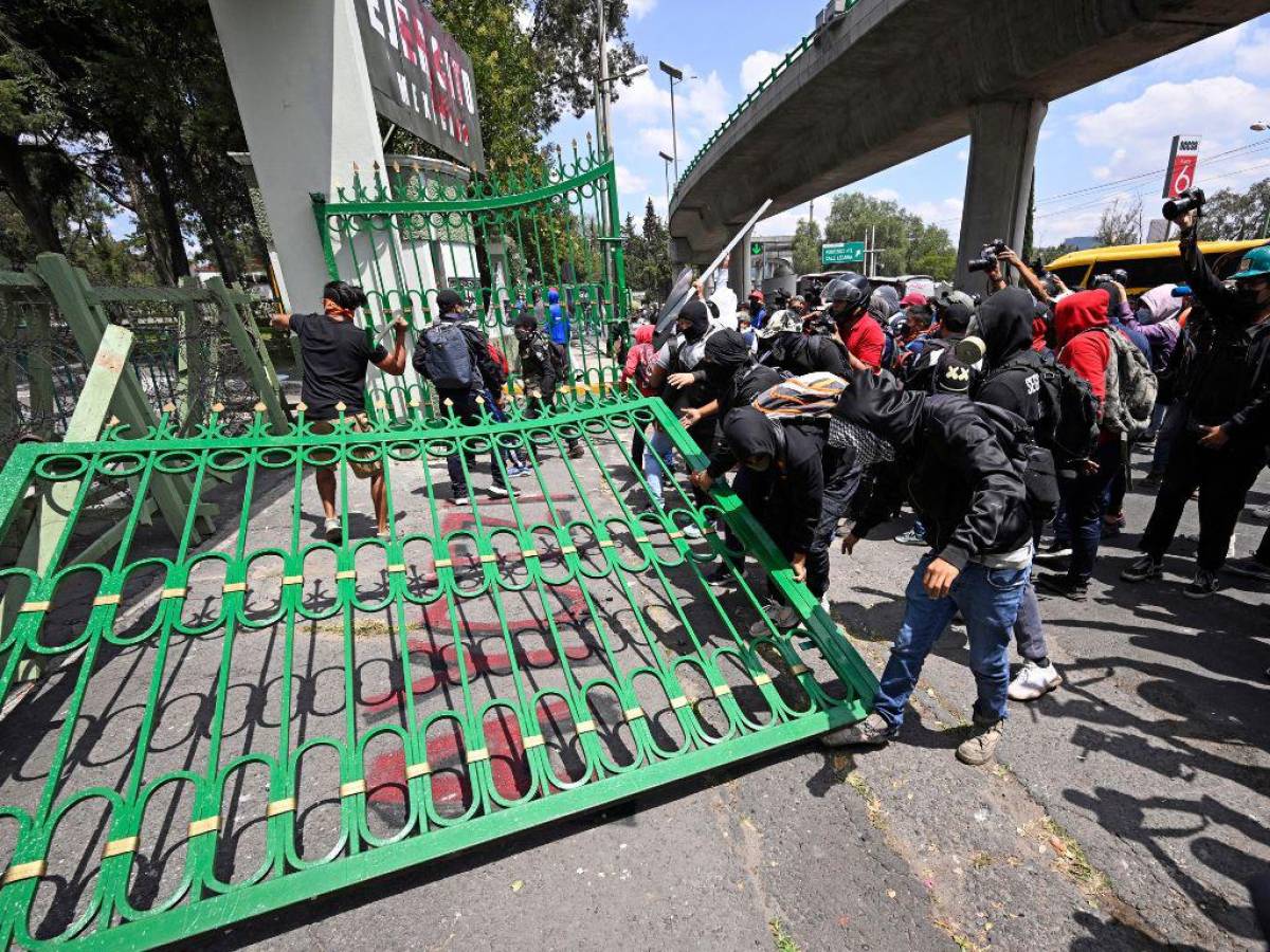 Disturbios en cuartel militar durante protesta por desaparición de 43 estudiantes mexicanos