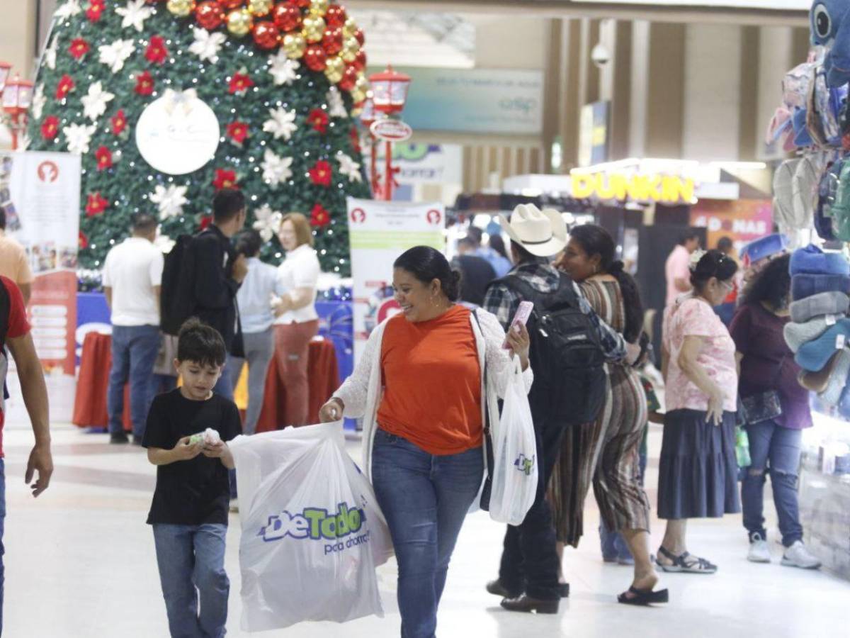 Sampedranos abarrotan la Central Metropolitana a horas de elecciones generales