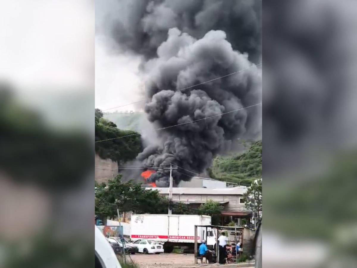 Las primeras imágenes del alud de tierra que destruyó bodegas en el anillo periférico