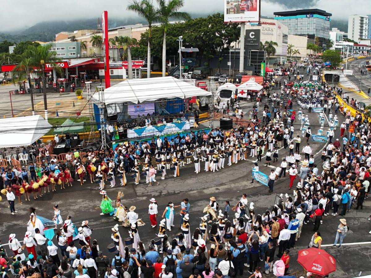 Multitudinarios desfiles se viven en San Pedro Sula
