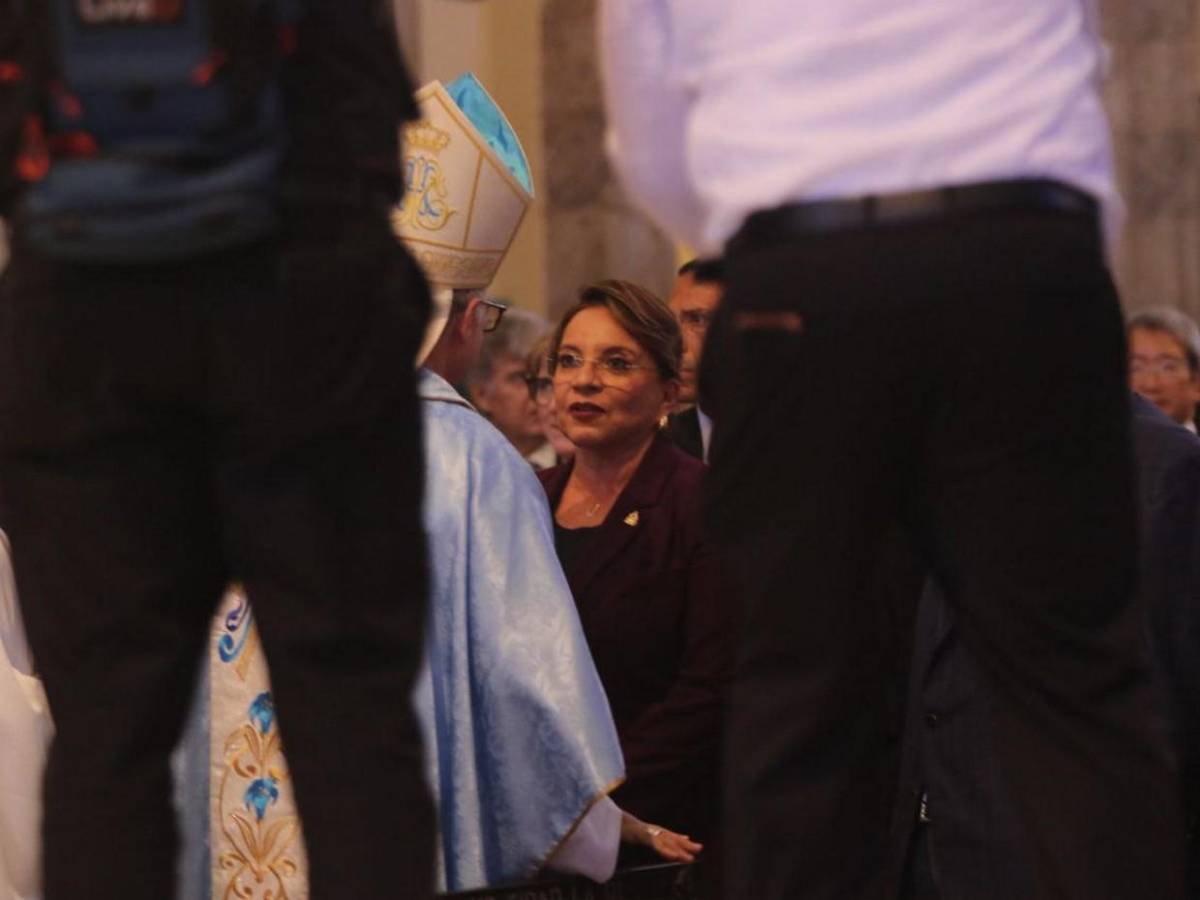 Gabinete de gobierno, políticos y diplomáticos ante la Patrona de Honduras