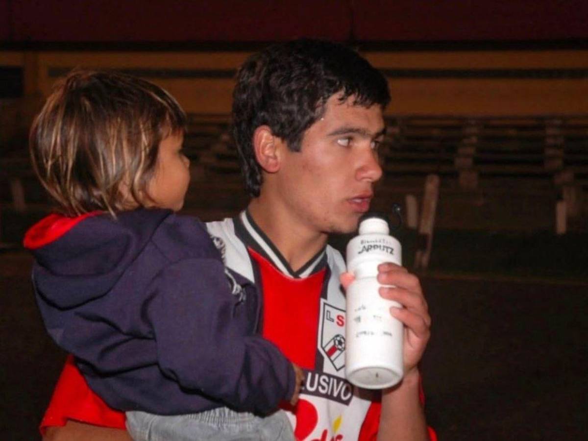 El emotivo momento de un padre e hijo que se enfrentaron en un partido de fútbol en Uruguay