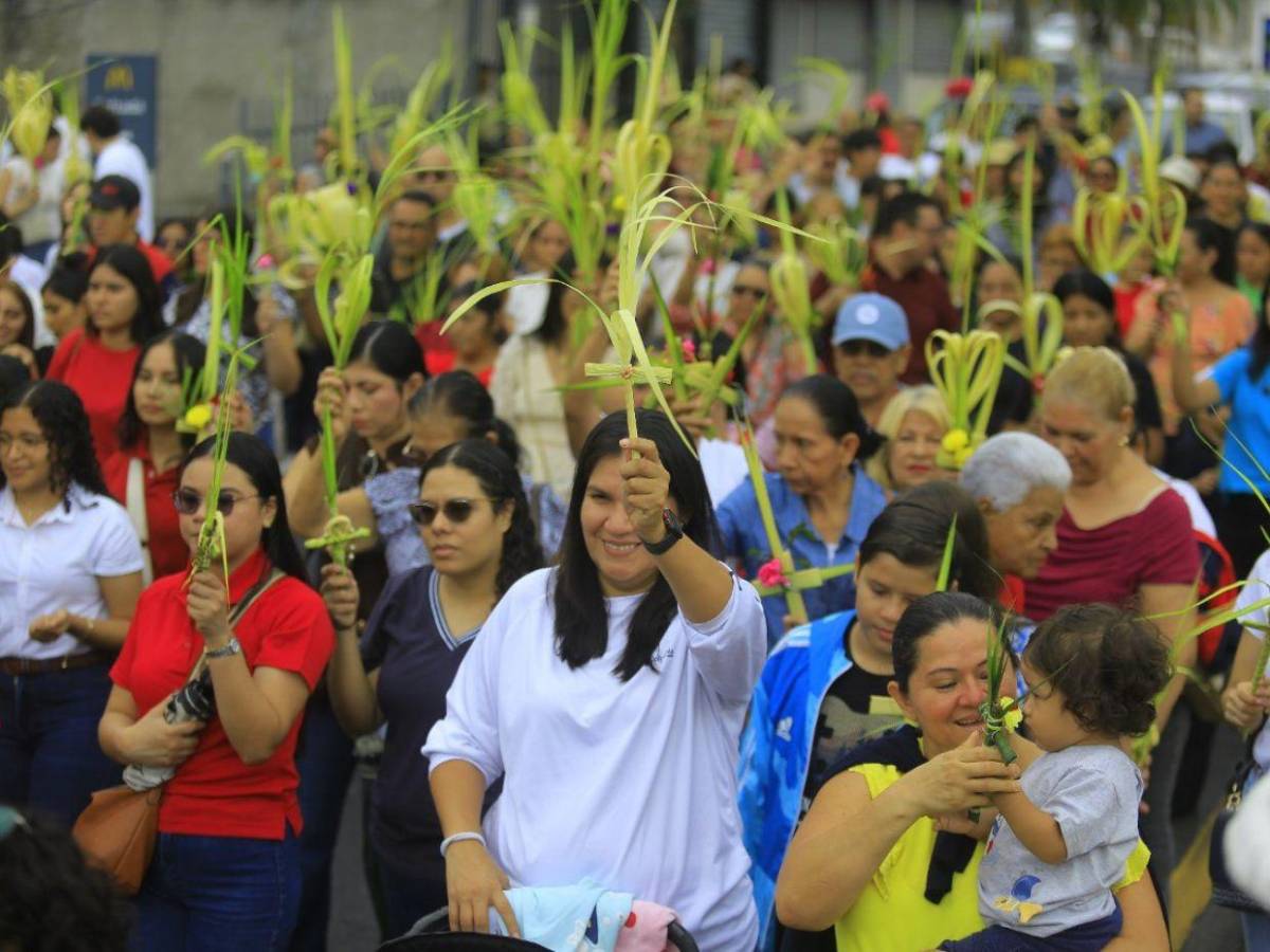 Domingo de Ramos llena de fe y tradición las calles del norte de Honduras