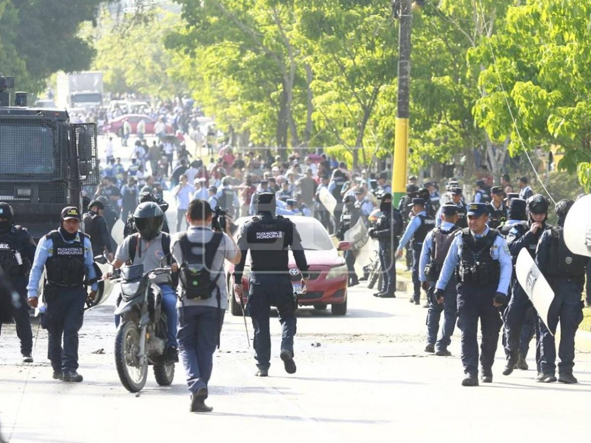 Con gas lacrimógeno y chorros de agua desalojan protestas por aumento a tasa municipal en El Progreso