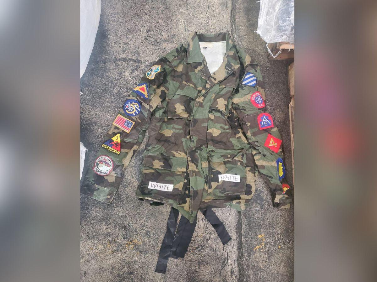 Algunos chalecos y fatigas tenían insignias de otros países.