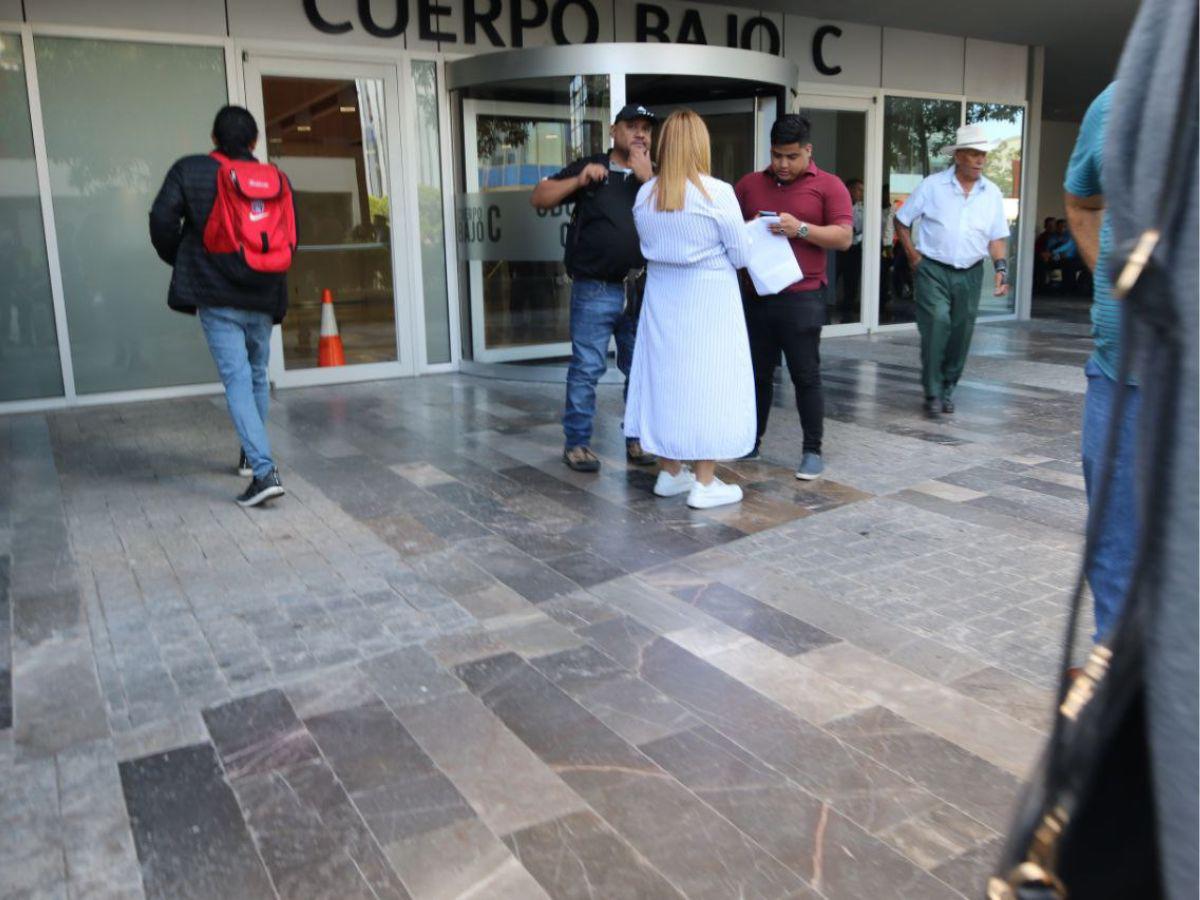 Colectivos de Libre paralizan operaciones en el Instituto de la Propiedad