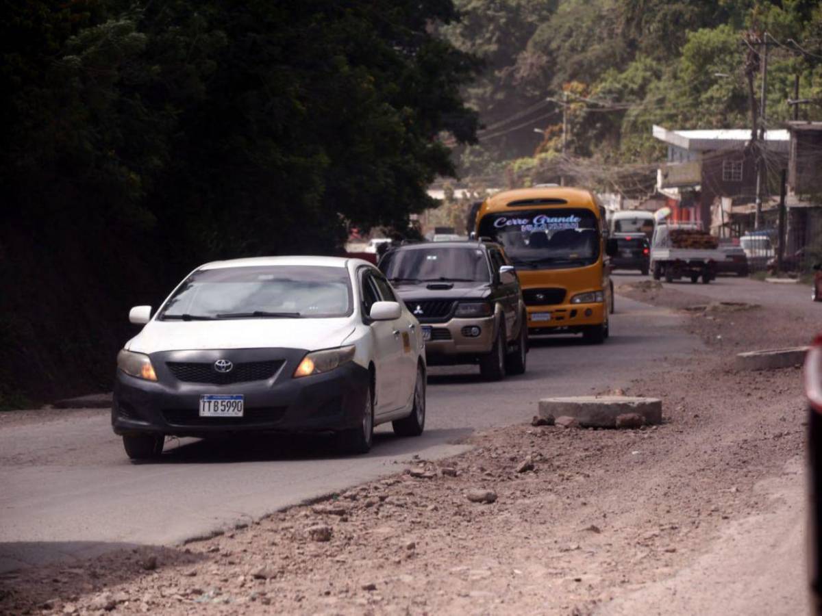 Entre baches y polvo: el lento avance de la carretera hacia Olancho