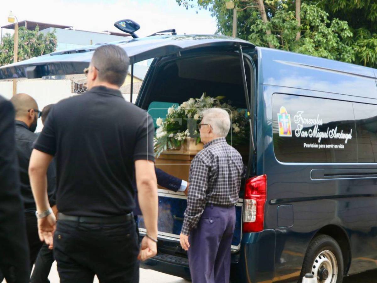 Entre lágrimas y flores, familiares despiden a la chef Sandra Díaz del Valle