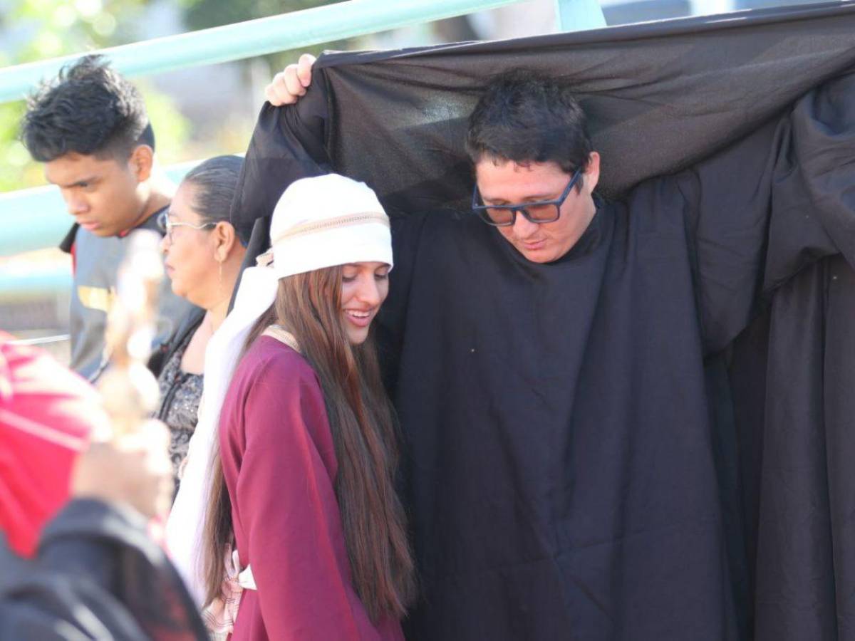 Juventud católica abraza la tradición y mantiene vivo el Vía Crucis