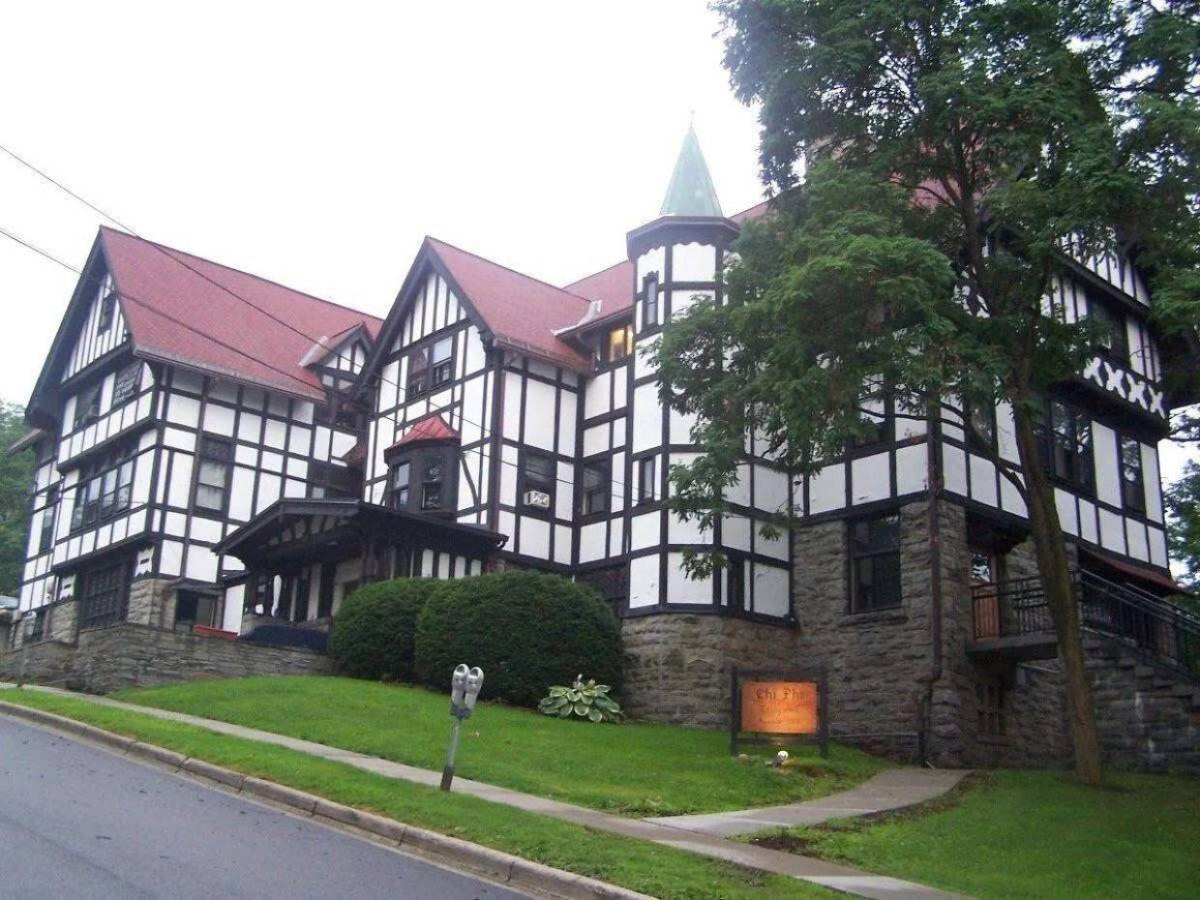 Crece la indignación por presunta violación grupal en Cornell tras nuevos datos