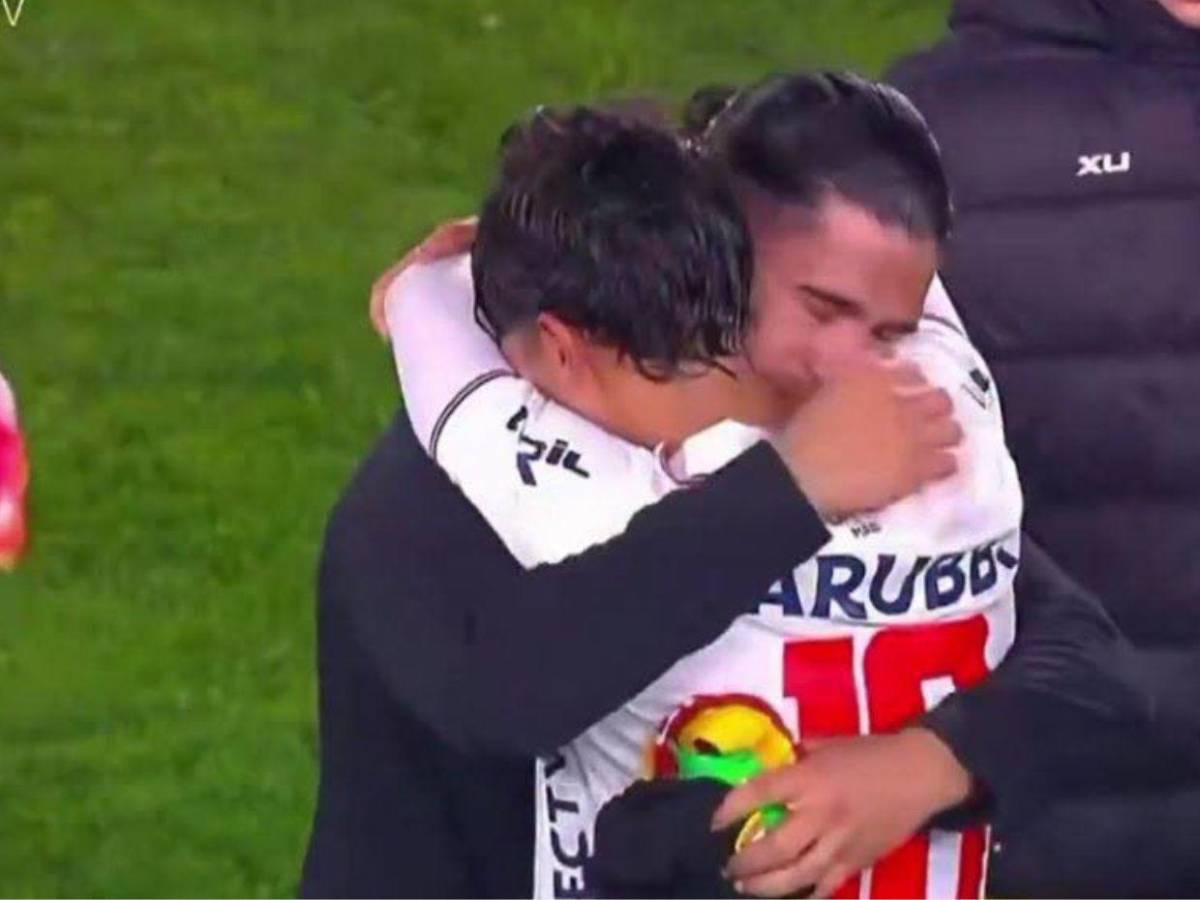 El emotivo momento de un padre e hijo que se enfrentaron en un partido de fútbol en Uruguay
