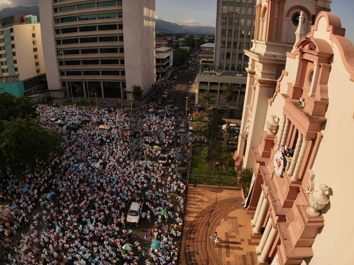 Multitud llena de fe: Las mejores imágenes de la caminata de las iglesias