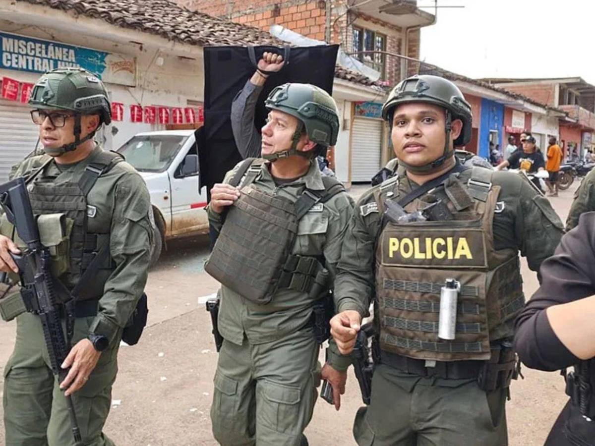 Entre sangre y escombros, familias buscan a sus muertos en carretera del Cauca