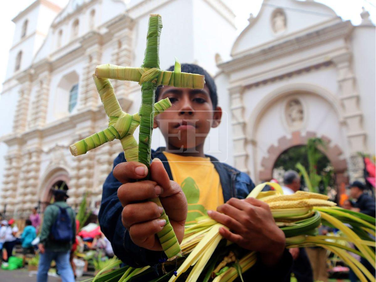 Con la tradicional venta de ramos: Así arranca la Semana Santa en Honduras