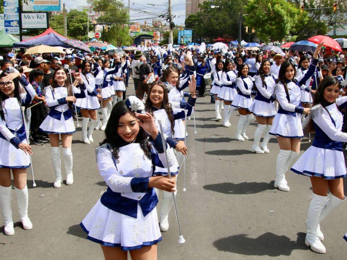 Con preparadas coreografías y atuendos cívicos, palillonas del Hibueras rindieron honor a la patria