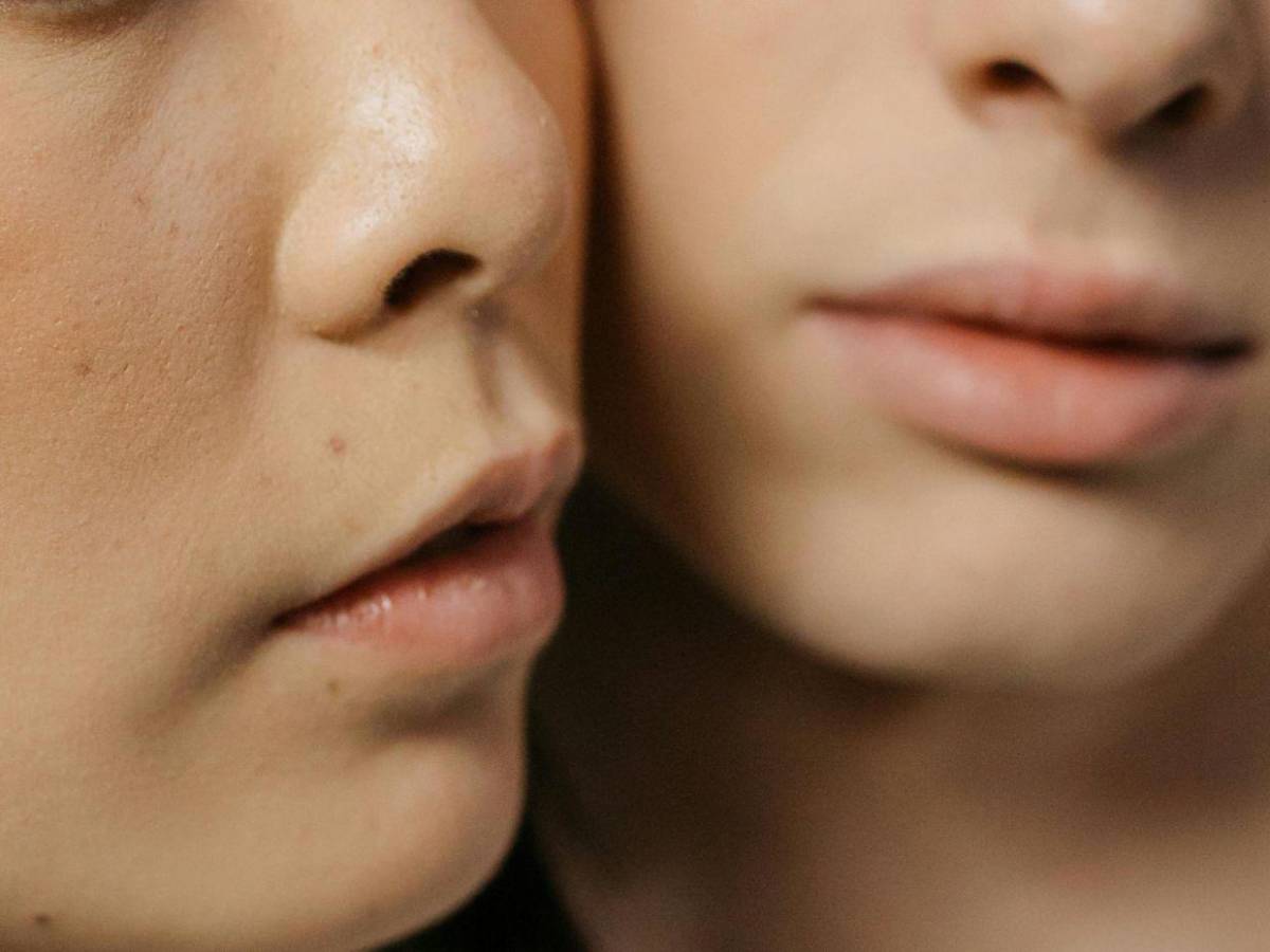 Manchas, ojeras y piel apagada: la molécula que dermatólogos no quieren que ignores