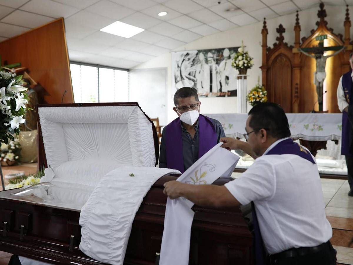 El último adiós al padre José María Chema Tojeira en El Salvador